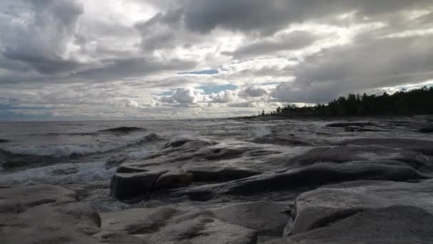 Filmszene Von Wellen Die Einen Felsigen Strand Rotsidan Schweden Krachen — Stockvideo