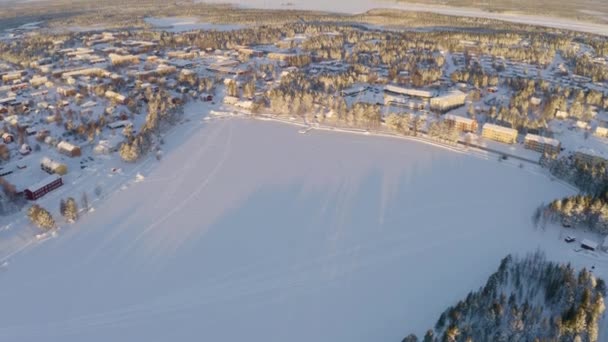 Letecký Pohled Nad Rozlehlým Zasněženým Městem Laponska Obklopeným Horami Lesní — Stock video