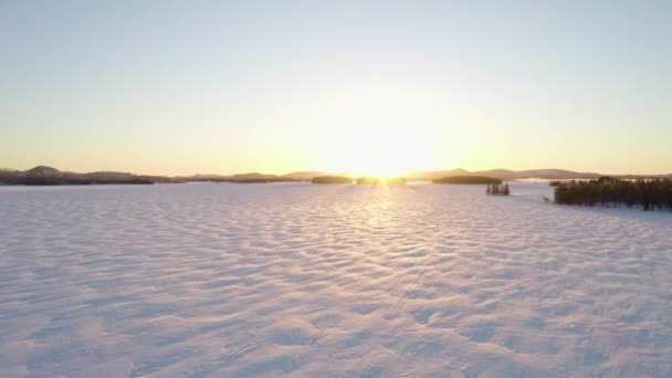 Luftaufnahme Fliegt Über Riesiges Sonnenbeschienenes Gefrorenes Skandinavisches Terrain Richtung Winterlicher — Stockvideo