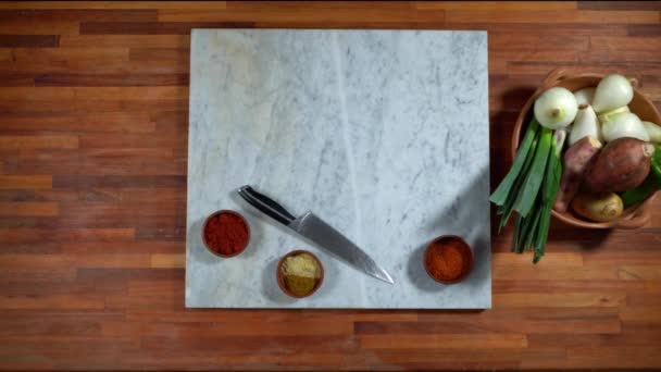 Vista Desde Arriba Las Manos Chef Preparando Una Mesa Madera — Vídeo de stock