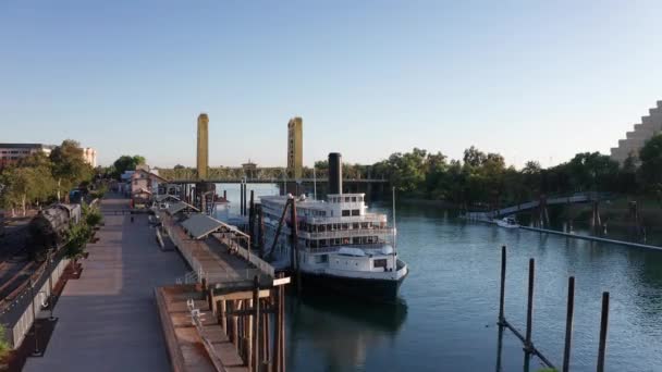 Meningkatnya Gambar Udara Dari Kapal Uap Delta King Sungai Sacramento — Stok Video