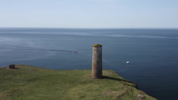 Barcos Poco Poco Motor Pasado Torre Guía Que Marca Entrada — Vídeos de Stock