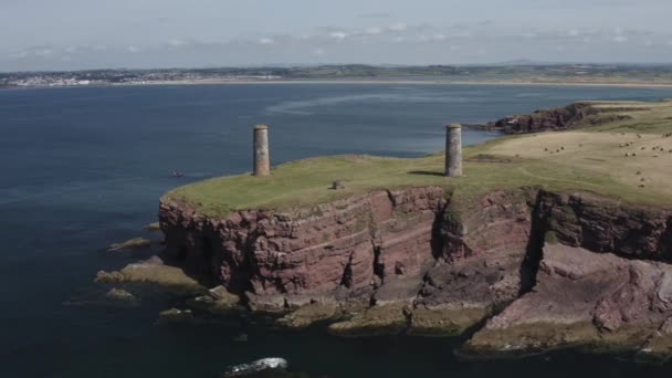 アイルランドのトラモアへの入り口にある空中軌道ブラウンタウンヘッドタワー — ストック動画