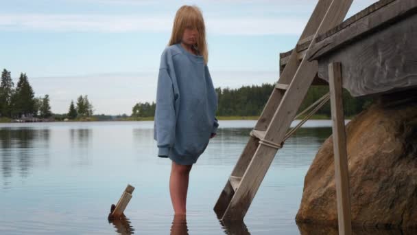 Portræt Trist Blond Pige Stående Vand Bekymret Stigende Vandstand Havet – Stock-video