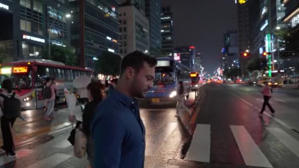 Homem Viajante Caucasiano Cruzando Rua Gangnam Daero Zebra Noite Após — Vídeo de Stock