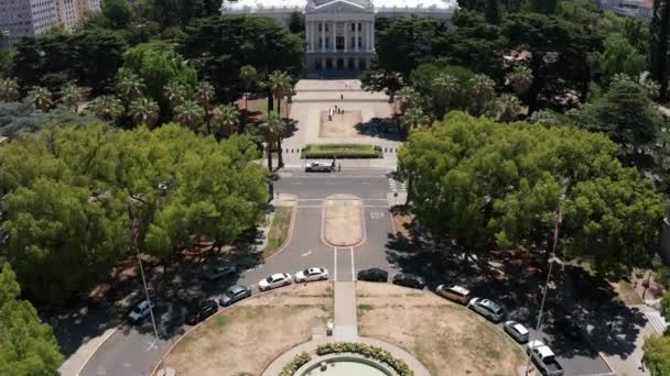 昼間にサクラメントのカリフォルニア州議事堂ビルの空中傾斜を近くで撮影しました — ストック動画