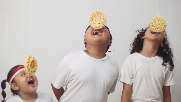 Asiatische Kinder Feiern Den Indonesischen Unabhängigkeitstag Mit Einem Cracker Eating — Stockvideo