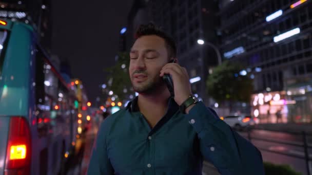 Estressante Chateado Adulto Homem Ter Telefone Conversa Para Resolver Problemas — Vídeo de Stock