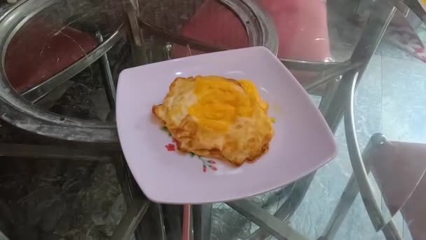 Słoneczne Jajka Serwowane Białym Talerzu Szklanym Stole Restauracji — Wideo stockowe