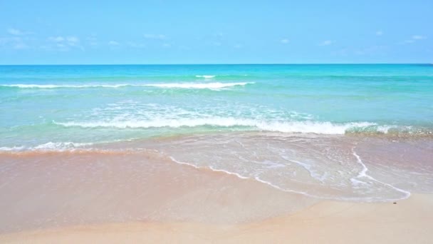 Turkusowe Fale Morskie Breaking White Sand Tropical Beach Slow Motion — Wideo stockowe