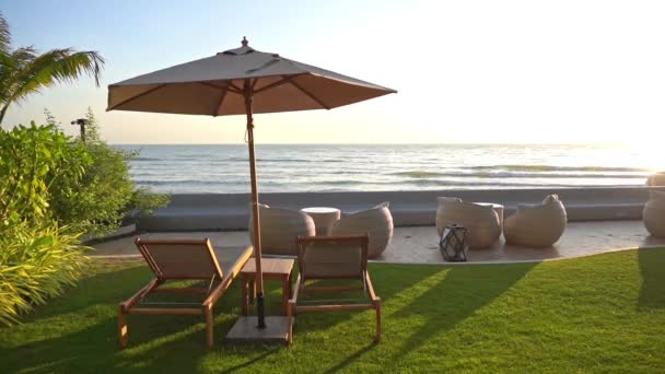 可俯瞰热带海洋的庭院内私人别墅 日光浴床 桌椅的海滨 — 图库视频影像