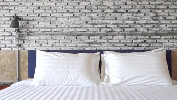 King Size Bed Slaapkamer Met Witte Gewassen Stenen Muur Vintage — Stockvideo