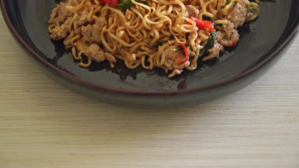 Σπιτικό Stir Fried Instant Noodles Ταϊλανδικό Βασιλικό Και Κιμά Χοιρινό — Αρχείο Βίντεο