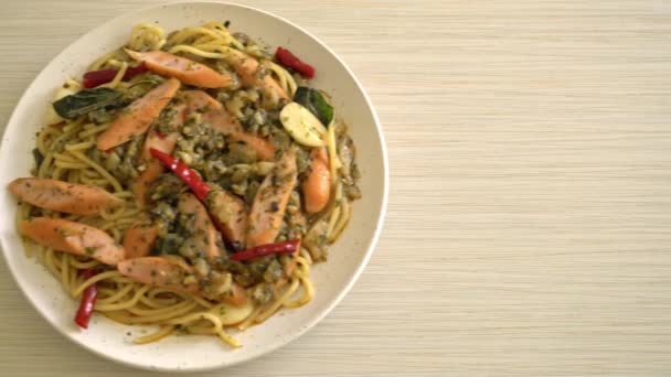 Hausgemachte Spaghetti Mit Knoblauch Und Wurst — Stockvideo