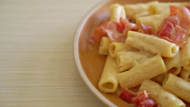 Hausgemachte Spaghetti Rigatoni Mit Weißer Sauce Und Speck Italienische Küche — Stockvideo