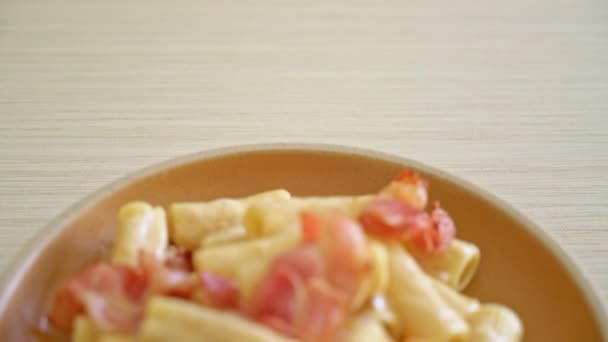 Domácí Špagety Rigatoni Těstoviny Bílou Omáčkou Slaninou Italský Jídelní Styl — Stock video