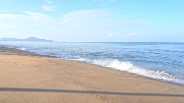 Tropische Meereswellen Brechen Exotischen Sandstrand Der Abendsonne Zeitlupe — Stockvideo