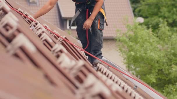 Tampilan Tingkat Lutut Pekerja Memasang Panel Surya Atas Atap Hari — Stok Video