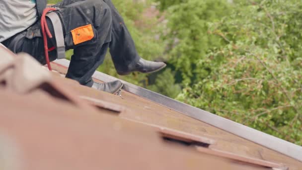 Niezwykle Niebezpieczna Praca Dachu Celu Przygotowania Instalacji Paneli Słonecznych — Wideo stockowe