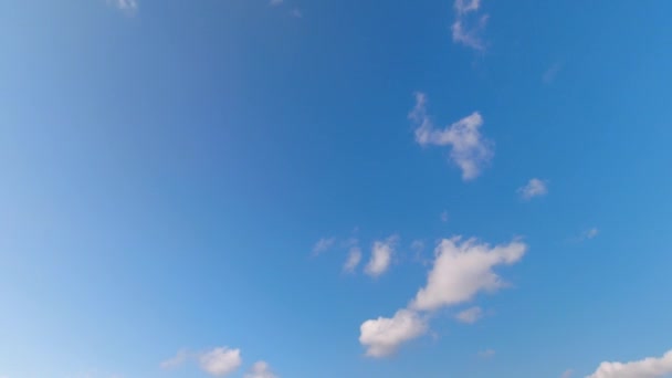 Nuvens Timelapse Rápidas Indo Vindo Dia Ensolarado Azul — Vídeo de Stock