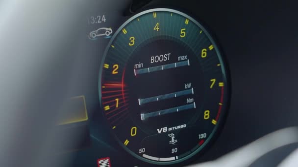 Sports Car Dashboard Car Revs Fechar Painel Com Volante Primeiro — Vídeo de Stock