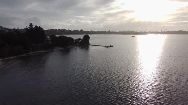 Perth Swan River Luftaufnahme Richtung Point Walter Jetty Bei Sonnenuntergang — Stockvideo