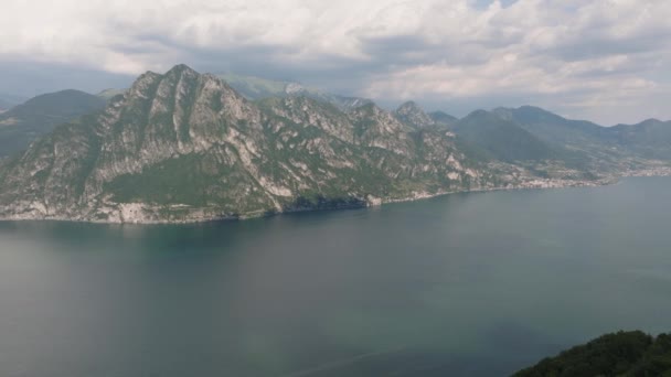 Drónkilátás Iseo Tónál Corna Trentapassi Hegynél Napsütéses Napokon Felhőkkel Bergamo — Stock videók