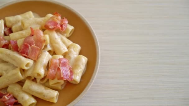 Σπιτικά Μακαρόνια Ριγκατόνι Άσπρη Σάλτσα Και Μπέικον Ιταλικό Φαγητό — Αρχείο Βίντεο