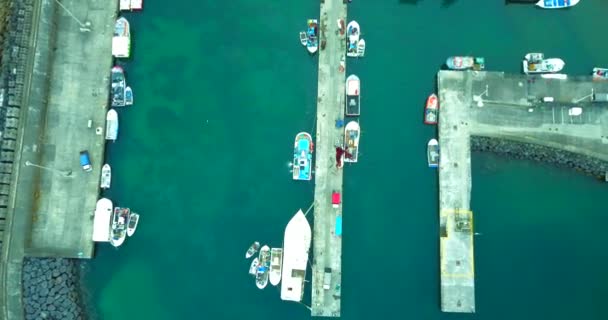 4Kサンミゲル島 アゾレス諸島 の桟橋の空中ビュー いくつかのボートと澄んだ水の鳥の目のビュー — ストック動画