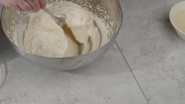 Vue Aérienne Chef Mélangeant Crème Fouettée Cuillère — Video