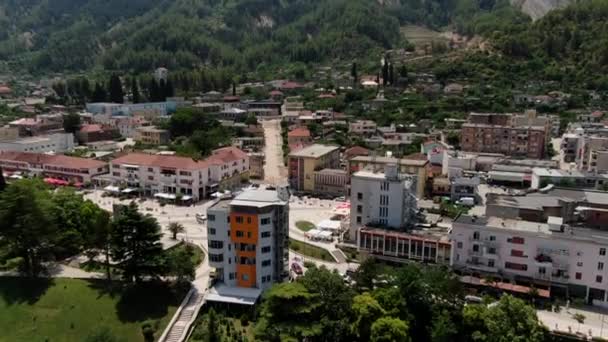 Flygdrönarparker Och Moderna Höghus Staden Prmet Kommun Gjirokastr Albanien — Stockvideo
