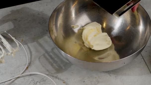 主厨将酸奶油 奶油和面粉混合到面团中或在蛋糕上的滑动视图 — 图库视频影像