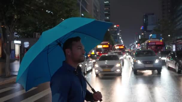 Starker Nächtlicher Stau Seoul Einer Regnerischen Nacht Mann Mit Blauem — Stockvideo