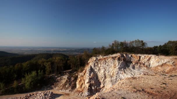 Mulher Romena Caminha Montanha Admira Pedreira Pedra — Vídeo de Stock