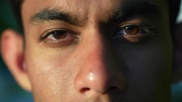 Macro Închiderea Tânărului Srilankan Deschizând Ochii Portret Dramatic — Videoclip de stoc