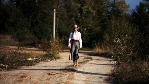 Rumen Kız Orman Yolunda Yürüyor — Stok video