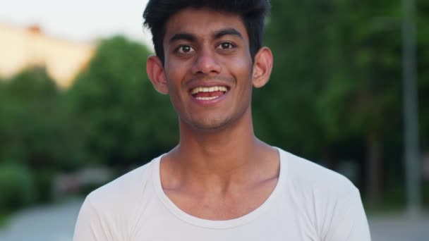 Mladý Srilankan Muž Usmívá Přikyvuje Při Pohledu Kameru Venku Den — Stock video