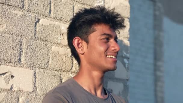 Portret Młodego Mężczyzny Uśmiechającego Się Złotej Godzinie Zachód Słońca Ręczny — Wideo stockowe