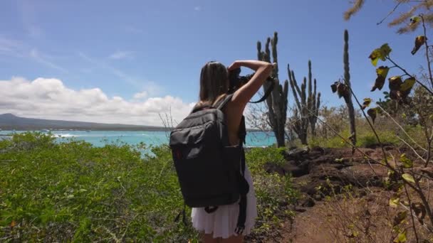 从年轻的女背包客身后看加拉帕戈斯圣克鲁斯岛上仙人掌的照片 — 图库视频影像