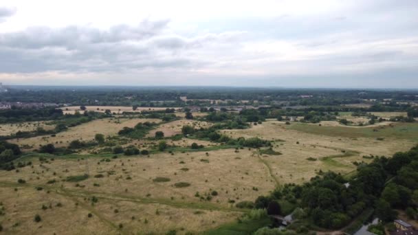 イギリスの暑い夏の干ばつから乾燥した土地の空中ドローンショット — ストック動画