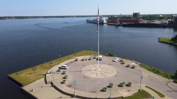 Muskegon Sjön Snurra Över Flaggan Stranden — Stockvideo