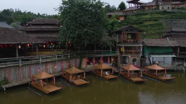 在泰国的班拉克泰族中国村 在阴天里 空中无人驾驶飞机在湖边酒店上空盘旋 游客在湖面上漫步 旅游船 — 图库视频影像