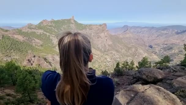 Menina Loira Irreconhecível Observa Vista Roque Nublo Topo Uma Montanha — Vídeo de Stock