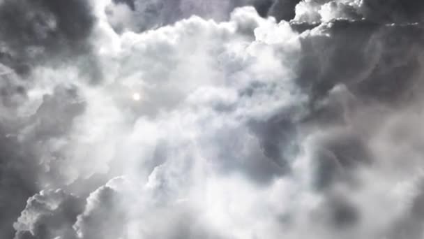 Nuvens Cinzentas Escuras Sol Brilhante — Vídeo de Stock