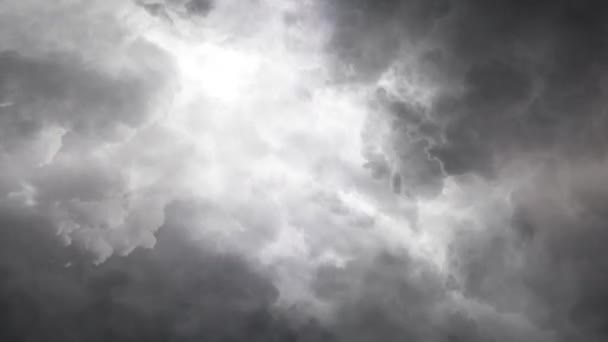Furtună Fulgere Interiorul Norului Întunecat Zoom — Videoclip de stoc