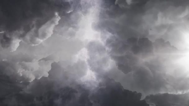 Γκρι Σύννεφα Και Λιακάδα Ένα Φωτεινό Ουρανό — Αρχείο Βίντεο