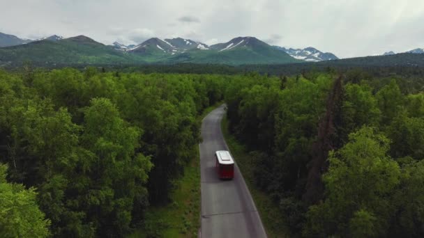 Anchorage Trolley Tour Bus Auf Der Anderen Straßenseite Mit Waldbäumen — Stockvideo