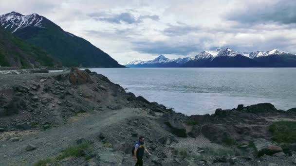 Muž Turista Skalnatém Pobřeží Turnagain Arm Waterway Severozápadě Aljašského Zálivu — Stock video