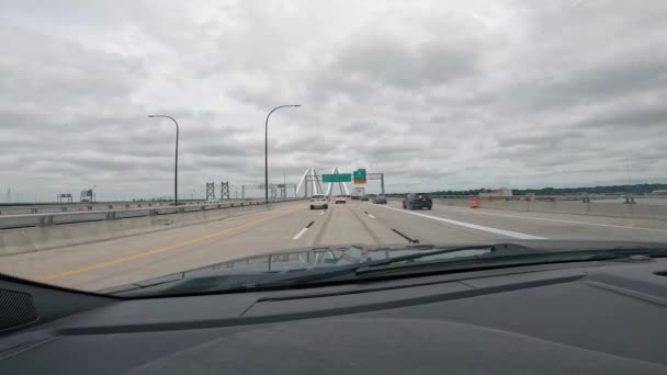 Pov Kör Över Iowa Illinois Memorial Bridge Över Mississippi River — Stockvideo