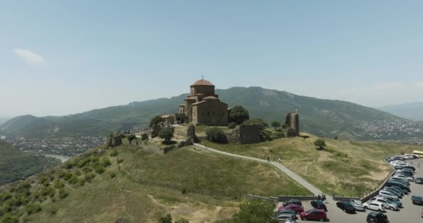 공중에서 Jvari Monastery Aragvi River Background Mtskheta Georgia — 비디오